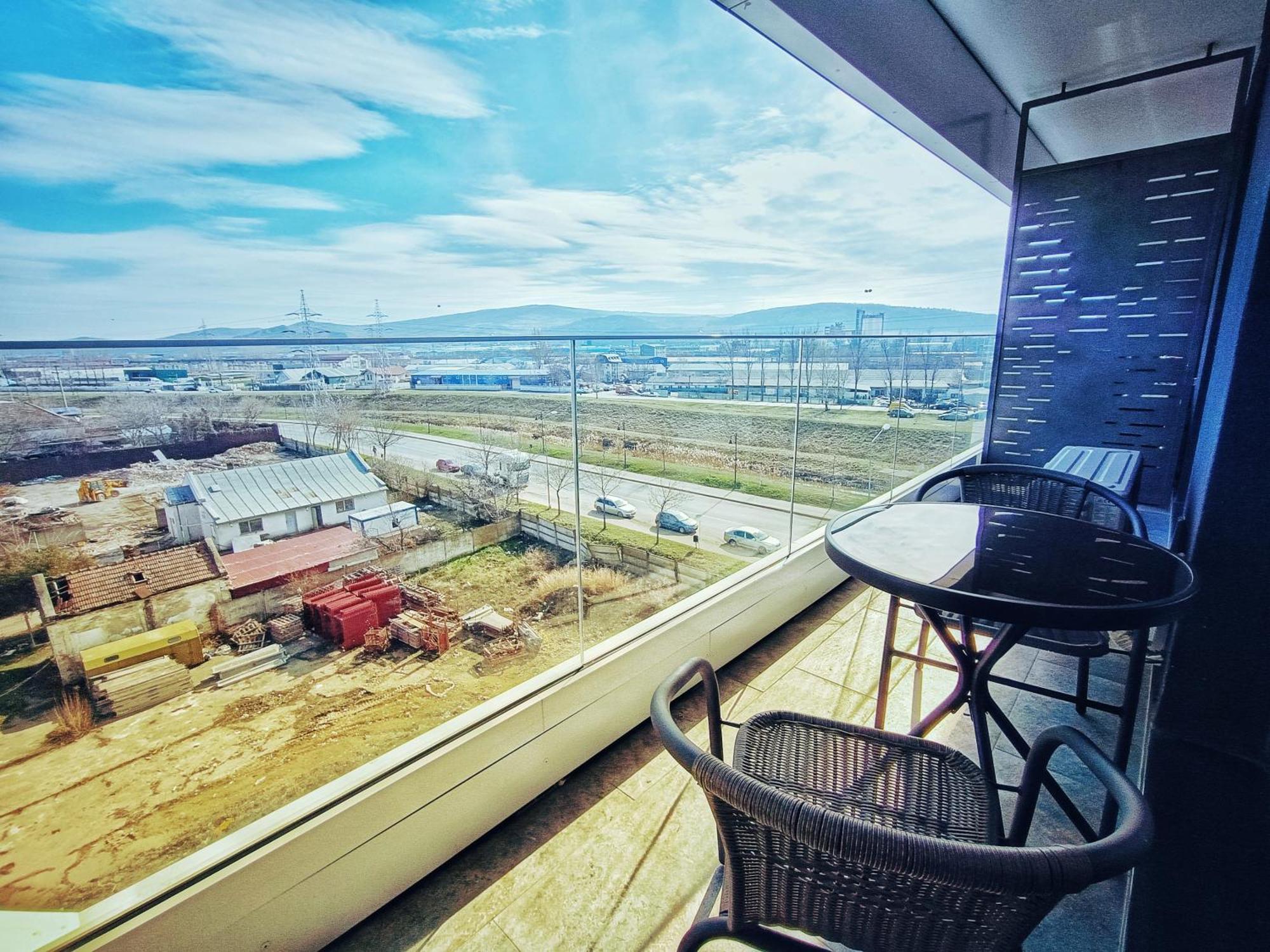Super Apartments Near Airport With Shop & Free Parking 이아시 외부 사진