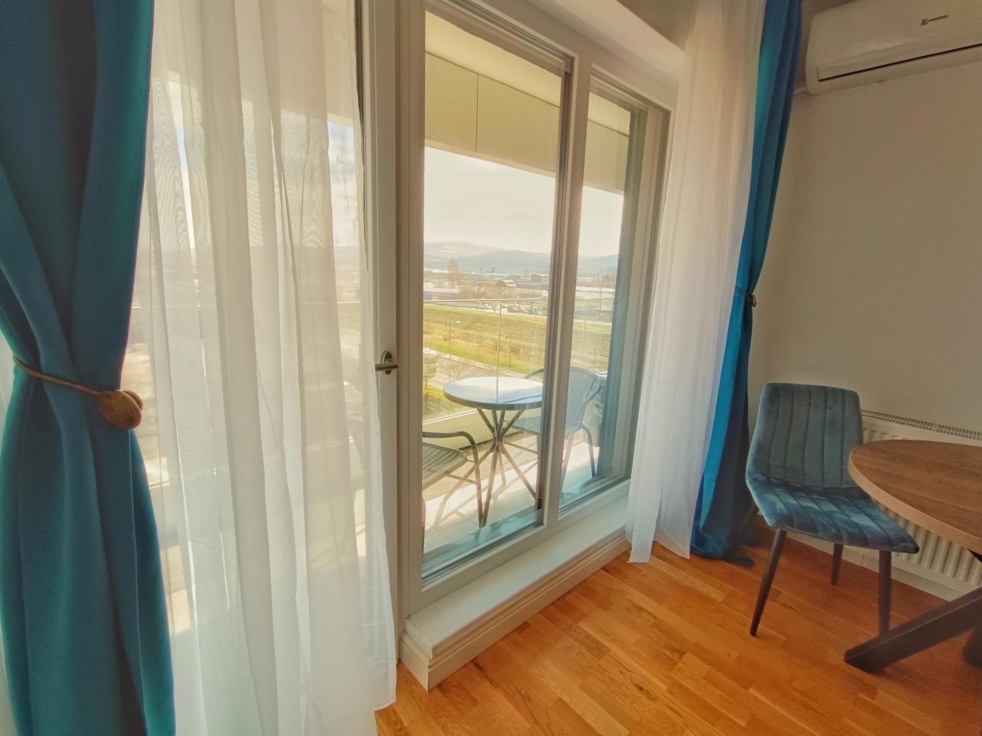 Super Apartments Near Airport With Shop & Free Parking 이아시 외부 사진